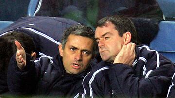 Jos¨¦ Mourinho charla con Steve Clarke en su etapa en el Chelsea.