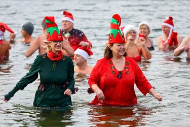 Miembros del club de natación de invierno "Focas de Berlín" se han bañado, con gorro de Papá Noel incluido, en el lago alemán con unas temperaturas bajo cero. El grupo, que actualmente cuenta con 157 miembros, asegura que esta práctica es saludable y puede ayudar a reforzar el sistema inmune.