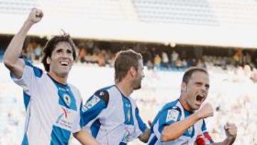 <b>RABIA CONTENIDA. </b>Sendoa Agirre, Rubén Navarro y Farinós celebran el gol conseguido por el vasco.