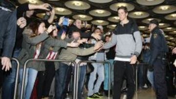 SUPERSTAR. El Niño Torres, recibido por cientos de personas en el aeropuerto de Barajas.