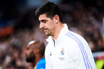 Courtois sale al campo antes de enfrentarse al Valencia.