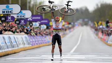 El ciclista neerlandés Mathieu van der Poel celebra la victoria en la línea de meta. 