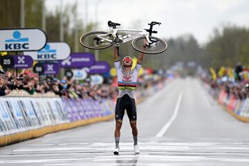 El ciclista neerlandés Mathieu van der Poel celebra la victoria en la línea de meta. 