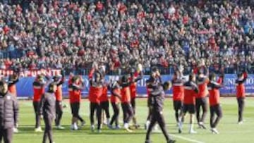 OVACIONADOS. Los jugadores, aplaudidos por su afición.