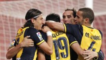 Filipe Luis, God&iacute;n y Mario abrazan a Diego Costa tras su gol en San Mam&eacute;s.