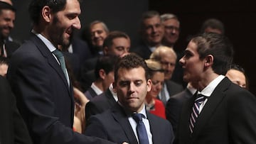 El presidente de la Federaci&oacute;n Espa&ntilde;ola de Baloncesto, Jorge Garbajosa, entrega hoy la medalla de bronce de la Real Orden del M&eacute;rito Deportivo al atleta Bruno Hortelano.