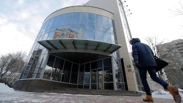 FET02. MOSCÚ (RUSIA), 09/01/2019.- Un hombre camina junto al edificio del Centro Científico Federal de Cultura Física y Deporte en Moscú (Rusia) hoy, 9 de enero de 2019. Un equipo de tres expertos de la Agencia Mundial Antidopaje (AMA) vuelven hoy a Rusia para acceder al sistema de gestión de información y los datos analíticos generados por el antiguo laboratorio antidopaje de Moscú. EFE/ Maxim Shipenkov