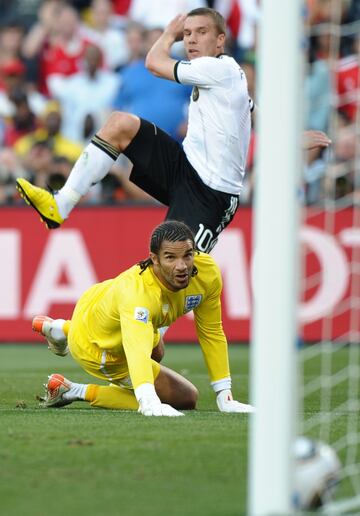 Doce minutos más tarde es Lukas Podolski quien culmina una jugada entre Klose y Thomas Müller para anotar el segundo gol germano: Klose pasó a Müller, que a su vez asistió a Podolski por encima de la cabeza de Johnson. Y éste fusiló a James por debajo de las piernas. Alemania jugaba desbocada ante una Inglaterra inoperante.