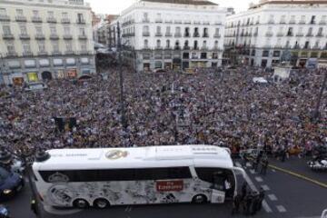 Miles de personas han acudido a la sede del Gobierno de la Comunidad de Madrid, en la Puerta del Sol, para disfrutar de las celebraciones del Real Madrid tras la victoria en la final de la Liga de Campeones disputada ayer en Lisboa.