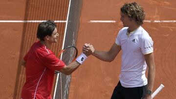 Spain's David Ferrer (L) congratulates Germany's Alexander Zverev for winning 6-4 6-2 6-2 at the end the Davis Cup quarter-final tennis match between Spain and Germany at the bullring of Valencia, on April 6, 2018. / AFP PHOTO / JOSE JORDAN