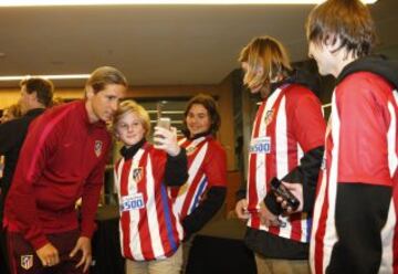 Fernando Torres con aficionados. 