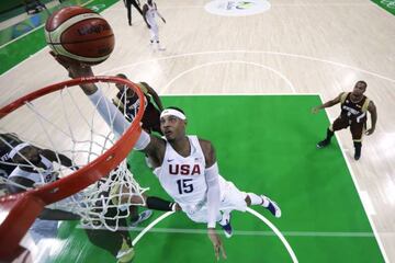 Carmelo Anthony, machacando el aro durante el partido contra Venezuela.