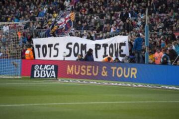 Pancarta de los aficionados azulgranas en apoyo a Piqué.