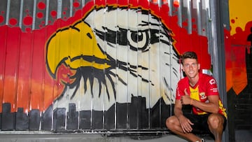 Jos¨¦ Font¨¢n posa en las instalaciones del Go Ahead Eagles con la camiseta de su nuevo equipo.