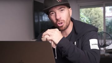 El youtuber y filmer extremo Willy Foxx ante su ordenador, con gorra, sudadera negra GoPro, cogiéndose las manos y hablando a cámara, en diciembre del 2022.