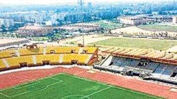 <b>LISTO. </b>El estadio Al Salam de El Cairo fue renovado y ahora es de césped sintético.