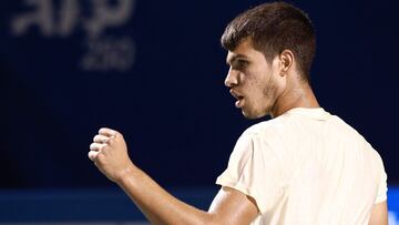 Carlos Alcaraz celebra un punto durante su partido ante Marcos Giron en los cuartos de final del Winston-Salem Open en el Wake Forest Tennis Complex de Winston Salem, North Carolina.