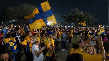 Tras el silbatazo final, aficionados del León felicitaron a dos seguidores de Tigres que se encontraban en el estadio.