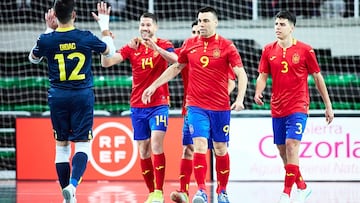 Dídac, Raúl Campos, Adolfo, Lozano y Antonio celebran un gol de España ante Chipre.