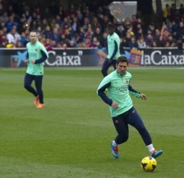 El Barcelona se entrenó arropado por una multitud de aficionados que acudió al entrenamiento en una jornada de puertas abiertas. Leo Messi.