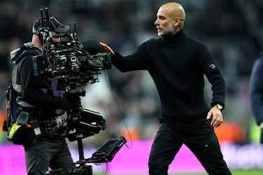 Un camarógrafo situado sobre el terreno de juego grabó esta discusión entre el técnico del City y el jugador brasileño. 