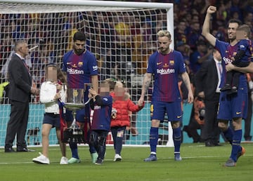 Luis Suárez, Iván Rakitic y Sergio Busquets celebraron el triunfo con sus hijos.