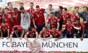 Con trofeo y cerveza en mano Bayern y James celebran el título