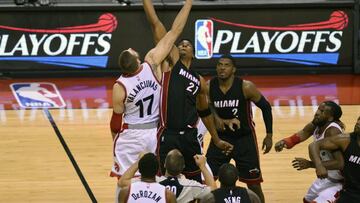 WTX05. TORONTO (CANADÁ), 05/05/2016.- El jugador Jonas Valanciunas (i) de Toronto Raptors en acción ante Hassan Whiteside (c) de Miami Heat hoy, jueves 5 de mayo de 2016, durante un juego entre Miami Heat y Toronto Raptors de la NBA que se disputa en Toronto (Canadá). EFE/WARREN TODA/PROHIBIDO SU USO POR CORBIS