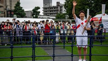 El extenista Shuzo Matsuoka porta la antorcha olímpica a su llegada a Tokio para el tramo final del relevo antes de los Juegos Olímpicos de Tokio 2020.