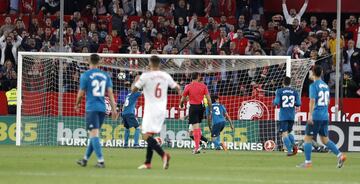 3-0. Sergio Ramos marcó en propia puerta tras tocar un balon centrado desde la derecha por Gabriel Mercado.