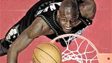 <b>NO SE ESCONDE.</B> Kevin Garnett no sólo da espectáculo en la cancha.