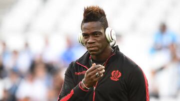 Mario Balotelli antes de un partido con el Niza.