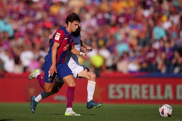 El jugador del Barcelona, João Félix, trata de controlar el balón en carrera ante el jugador del Real Madrid, Dani Carvajal. 