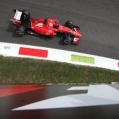 El Ferrari de Vettel se mete entre los dos Mercedes