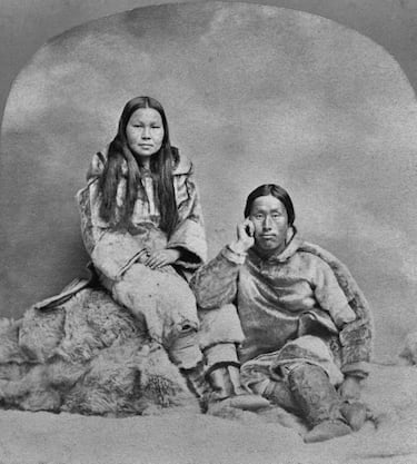 Una mujer inuit groenlandesa, Abuck, sentada sobre una pila de pieles de animales junto a su esposo, el jefe inuit groenlandés Cosican, ambos con trajes tradicionales, en un retrato de estudio realizado en la bahía de Baffin, noroeste de Groenlandia, alrededor de 1865.

Los inuit de Groenlandia, que representan cerca del 90% de la población de la isla, son descendientes de la cultura Thule y poseen una identidad profundamente ligada al Ártico. 