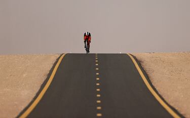 Aunque el Tour de Francia monopoliza la información ciclista, este deporte también celebra numerosas pruebas en el resto del mundo, como la que se ve en la imagen. Pertenece a una contrarreloj que se disputa en Al Qudra, una zona de Dubai preparada para practicar el ciclismo que tiene tramos que cruzan el desierto.