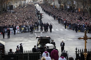 El féretro de Johnny Hallyway a su llegada a la Iglesia de la Madeleine de París.