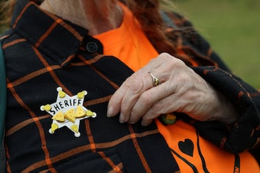 La carrera consiste en atrapar un queso de Gloucester arrojado desde la colina de Cooper, con una caída de 182 metros en la localidad de Brockworth. Los competidores deben bajar por la ladera del cerro para atraparlo y el primero en conseguirlo se proclama vencedor.