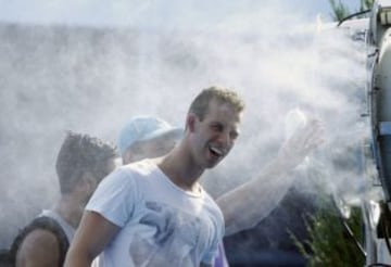 Espectadores refrescandose durante los descansos para hacer frente a las temperaturas que llegan a 43 grados centígrados (109 Fahrenheit) durante el cuarto dia del Abierto de Australia 2014 en Melbourne Park