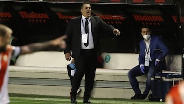 Sandoval, dando instrucciones en el último Rayo-Fuenlabrada.