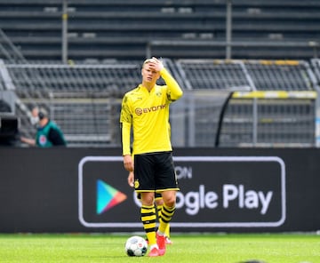 Erling Braut Haaland, quizá la mayor atracción del partido, durante el calentamiento previo al inicio del encuentro. Atrás el Signal Iduna Park completamente vacío.