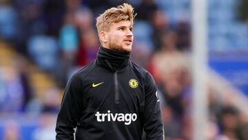 Timo Werner calienta en el partido ante el Leicester.