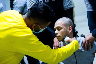 La administración Trump deportó el pasado 31 de marzo a El Salvador a 17 personas acusadas de pertenecer a las organizaciones criminales Tren de Aragua y MS-13. Las imágenes distribuidas muestran a los migrantes esposados entrando en el avión y a quienes se les afeitó la cabeza para ingresar en el centro de detención.