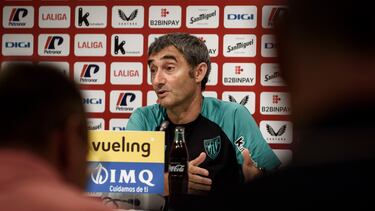 LEZAMA, 23/08/2024.- El entrenador del Athletic Club de Bilbao, Ernesto Valverde, durante la rueda de prensa que ha ofrecido este viernes en Lezama previa al partido liguero que disputará su equipo el sábado ante el Barcelona. EFE/Javier Zorrilla