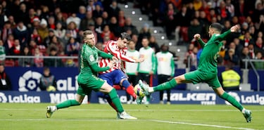 El disparo de Morata entre Clerc y Mascarell.