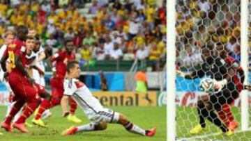 Klose, en el momento de rematar.