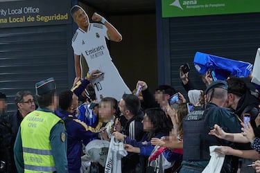 Mbappé firmando autógrafos.