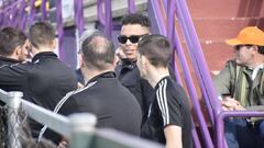 Ronaldo, ayer en Los Anexos, departiendo con jugadores de la primera plantilla mientras sigue el partido del Promesas.