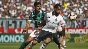 Fútbol, Colo Colo vs Santiago Wanderers
Campeonato de Transición 2017.
El jugador de Colo Colo Luis Pedro Figueroa disputa el balón contra Enzo Gutierrez de Santiago Wanderers durante el partido de primera division en el estadio Monumental.
Santiago, Chile.
15/10/2017
Felipe Zanca/Photosport**********
Football, Colo Colo vs Santiago Wanderers
Transition championship 2017.
Colo Colo's player Luis Pedro Figueroa battles for the ball against Enzo Gutierrez of Santiago Wanderers during a first division football match held at the Monumental Stadium in Santiago, Chile.
15/10/2017
Felipe Zanca/Photosport