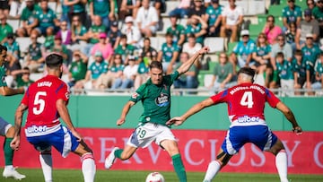 Manu Vallejo se dispone a tirar durante un partido contra el Granada disputado en A Malata.